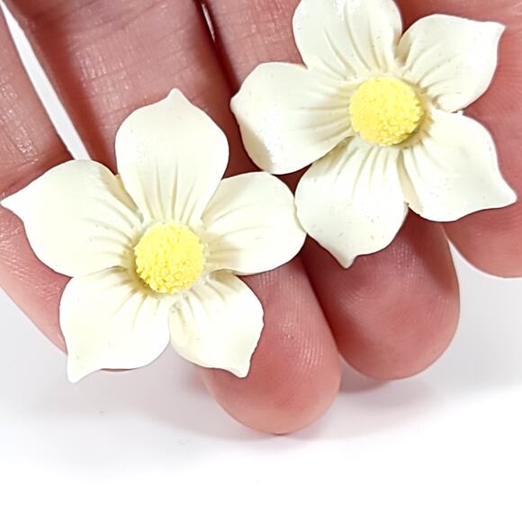 Vintage Earrings 80s White Flower Studs Yellow Center Retro Statement Jewelry - Picture 3 of 10